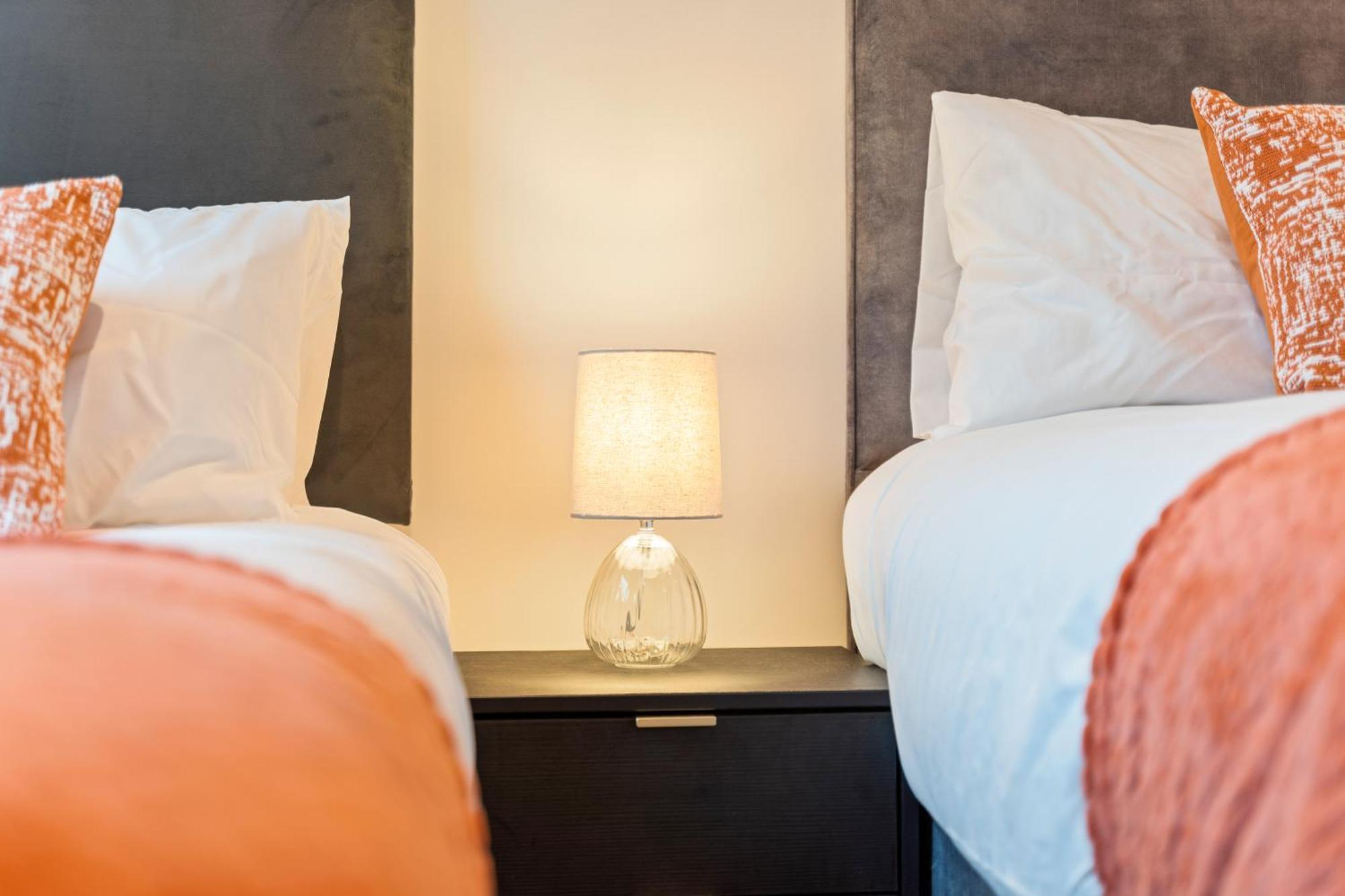 Shanti Suite - 2Bed 2Bath City Centre - Wifi - Netflix- Parking- Modern- Perfect For Family, Contractors, Leisure, Business By Shanti Nights Birmingham Bagian luar foto