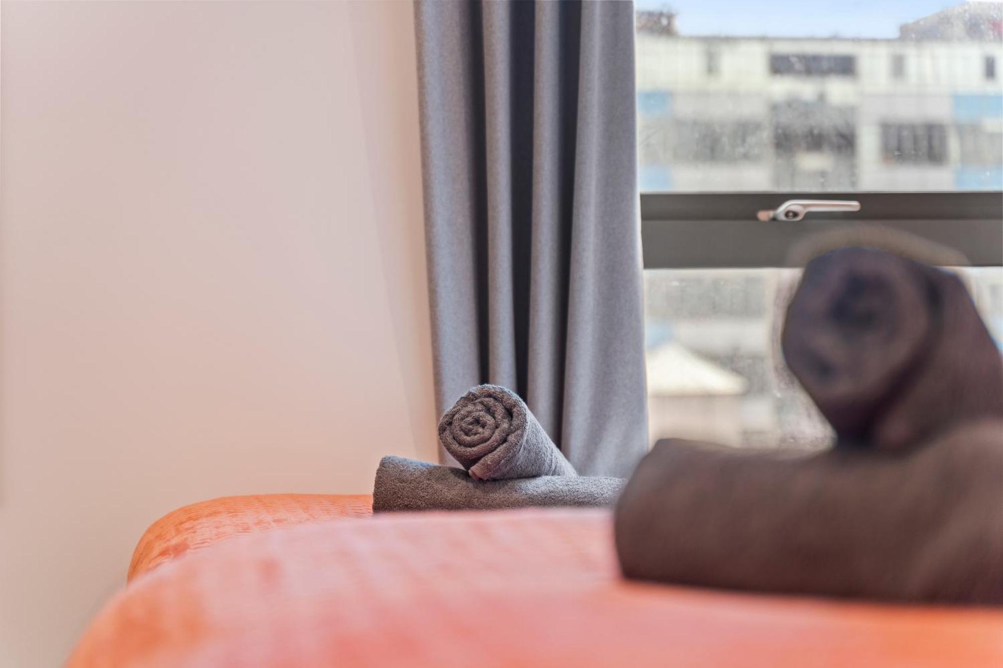 Shanti Suite - 2Bed 2Bath City Centre - Wifi - Netflix- Parking- Modern- Perfect For Family, Contractors, Leisure, Business By Shanti Nights Birmingham Bagian luar foto