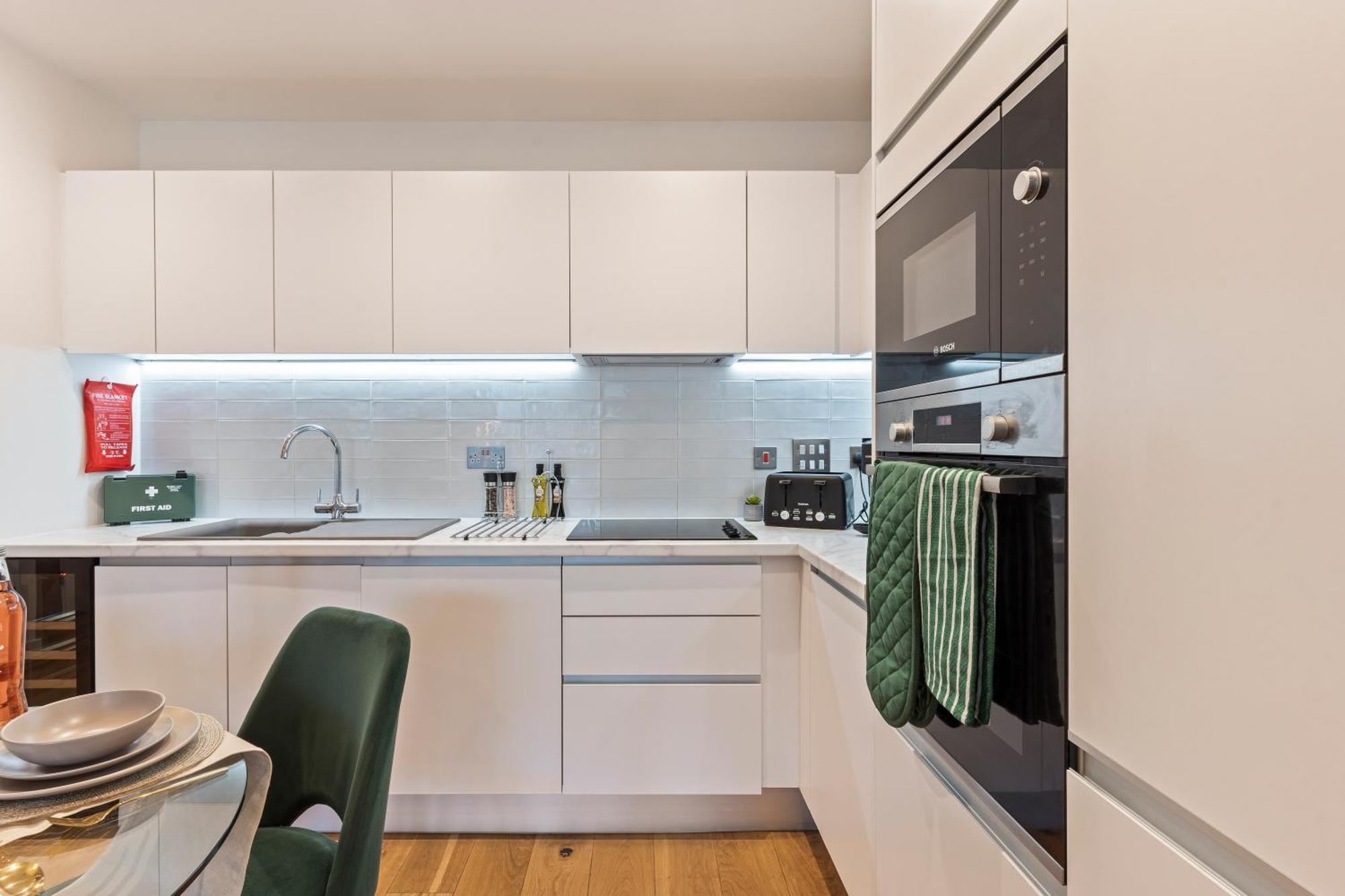 Shanti Suite - 2Bed 2Bath City Centre - Wifi - Netflix- Parking- Modern- Perfect For Family, Contractors, Leisure, Business By Shanti Nights Birmingham Bagian luar foto