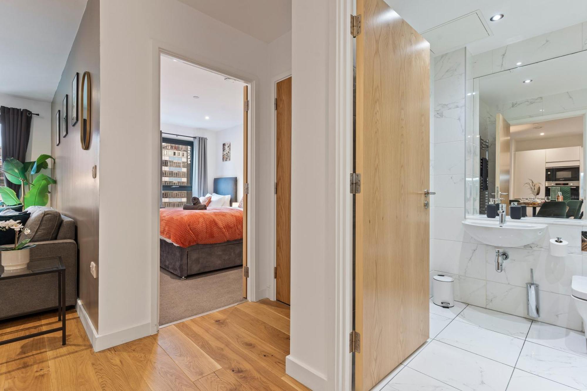 Shanti Suite - 2Bed 2Bath City Centre - Wifi - Netflix- Parking- Modern- Perfect For Family, Contractors, Leisure, Business By Shanti Nights Birmingham Bagian luar foto