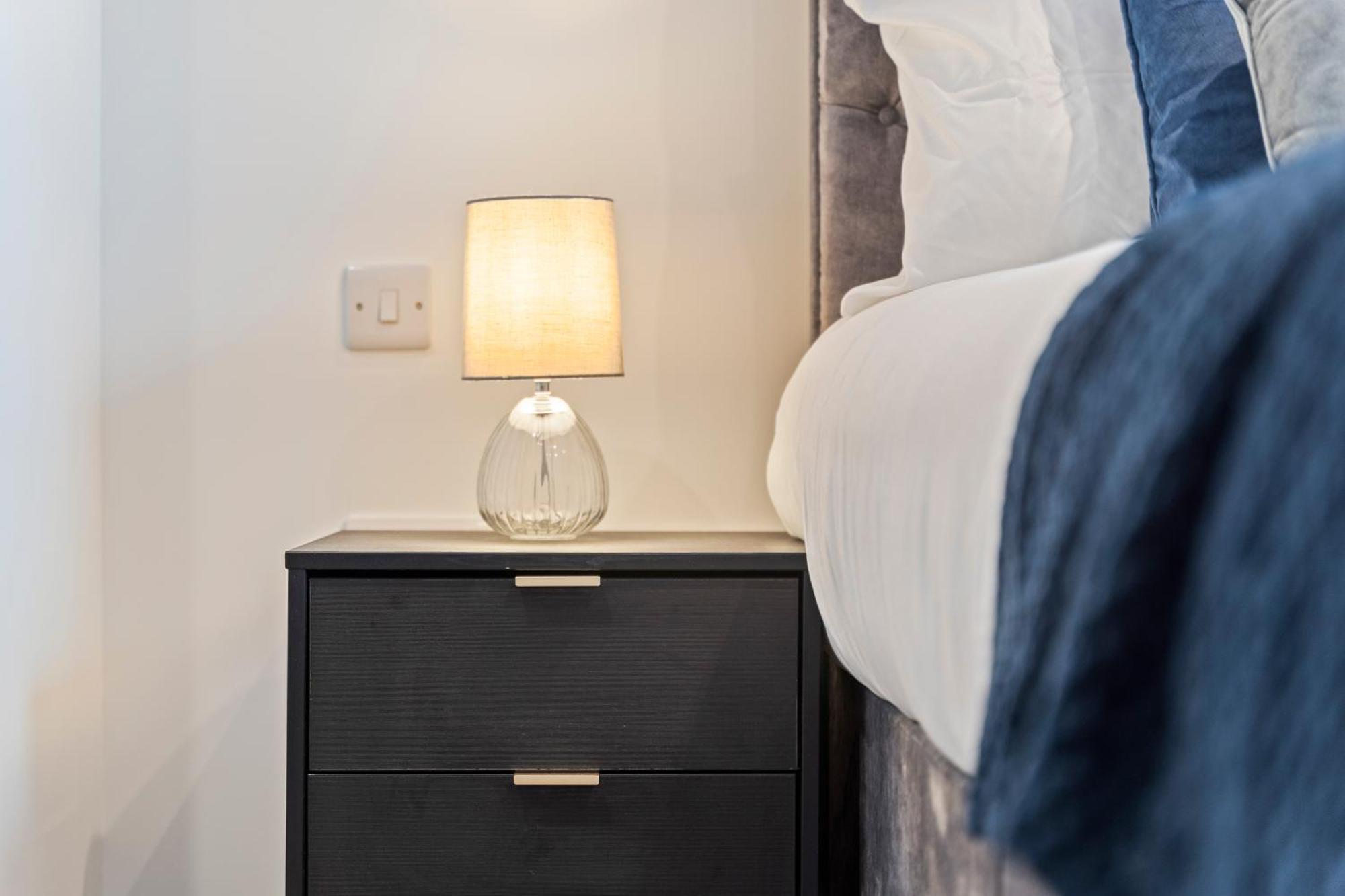 Shanti Suite - 2Bed 2Bath City Centre - Wifi - Netflix- Parking- Modern- Perfect For Family, Contractors, Leisure, Business By Shanti Nights Birmingham Bagian luar foto