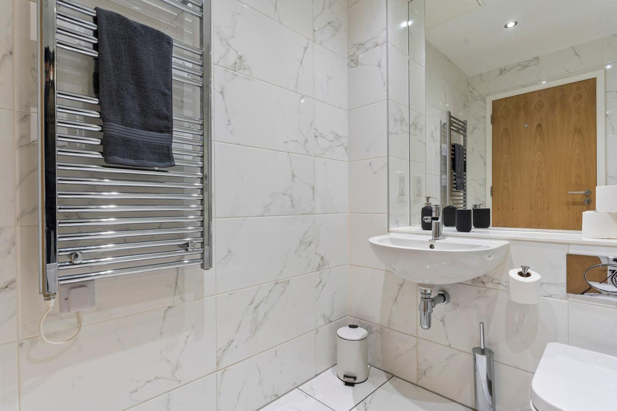 Shanti Suite - 2Bed 2Bath City Centre - Wifi - Netflix- Parking- Modern- Perfect For Family, Contractors, Leisure, Business By Shanti Nights Birmingham Bagian luar foto