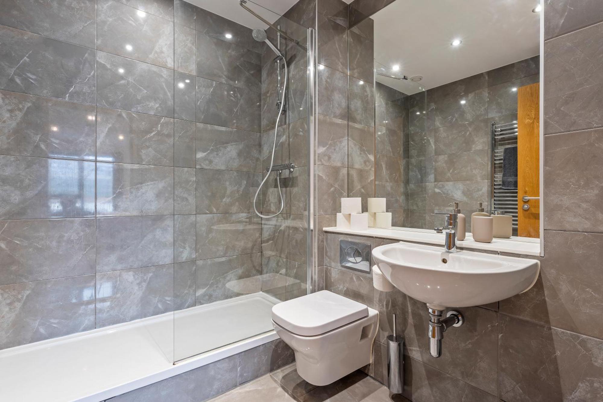 Shanti Suite - 2Bed 2Bath City Centre - Wifi - Netflix- Parking- Modern- Perfect For Family, Contractors, Leisure, Business By Shanti Nights Birmingham Bagian luar foto